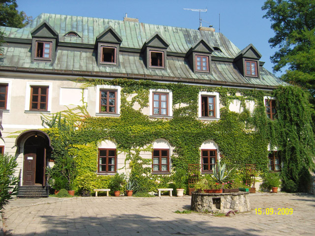 Instalacja wzmacniacza GSM — Hotele ManorHouse, Chlewice